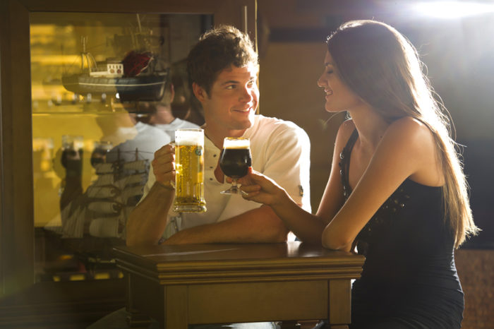 couple-drinking-beer