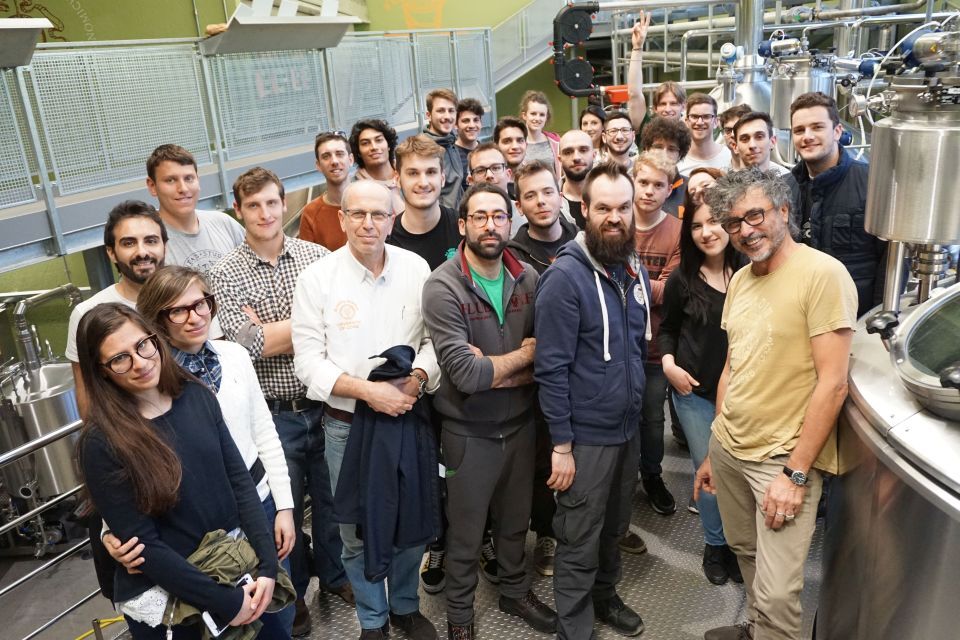1. Gli studenti con, al centro da sinistra, Stefano Buiatti, Paolo Passaghe, Stefano Bertoli e Teo Musso_preview
