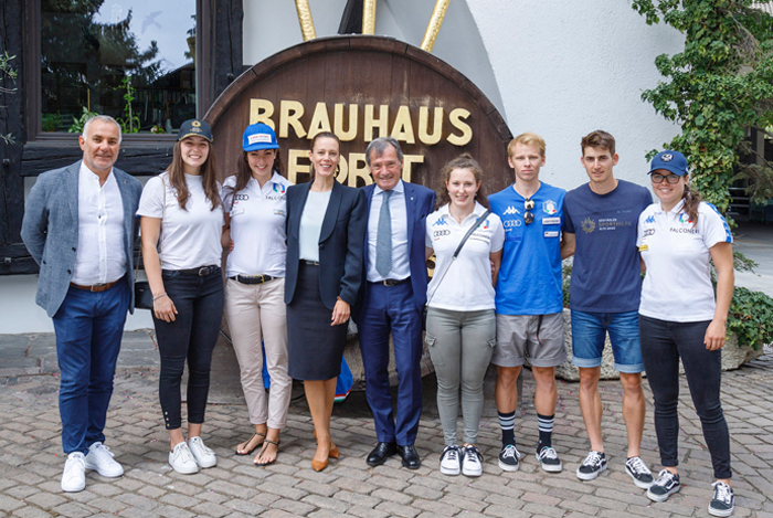 Sorpresa per Flavio Roda: giovani promesse dello sport altoatesino invernale salutano il Presidente della FISI. Nella foto da sinistra a destra: Stefan Leitner, Direttore della Sporthilfe Alto Adige, Nina Zöggeler, Greta Pinggera, Cellina von Mannstein di Birra FORST, Flavio Roda, Presidente della FISI, Elisa Platino, Marc Hofer, Florian Cappello e Celina Haller.