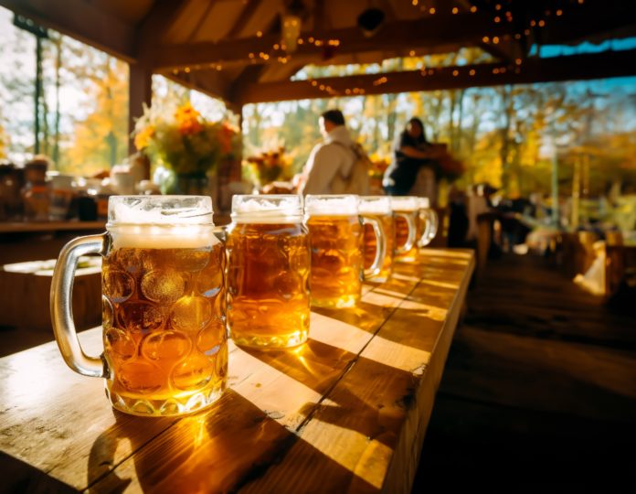 Row,Of,Larges,Mugs,With,Beer,On,A,Table,In